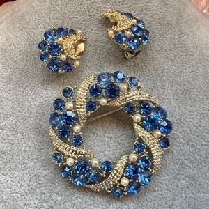 Vintage gold tone round wreath brooch earrings set blue rhinestones seed pearls